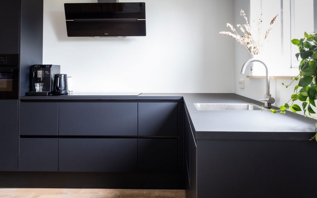 How to Embrace Dark Colors in Your Interiors at Home